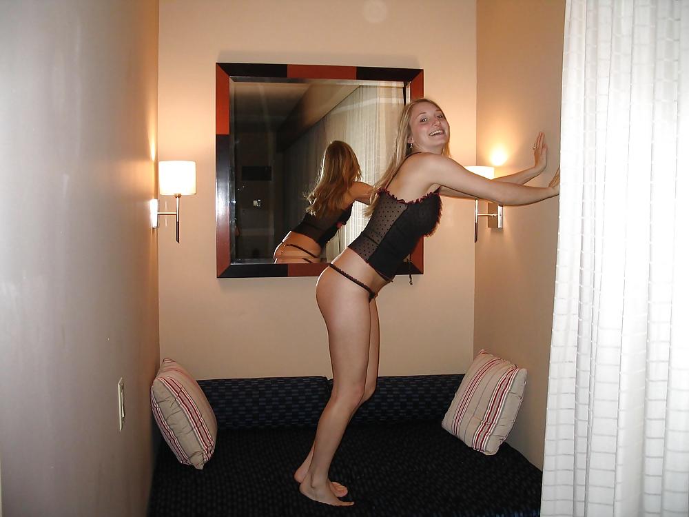 В квартире молодая девушка сексуально позирует в черном белье 3 фотография