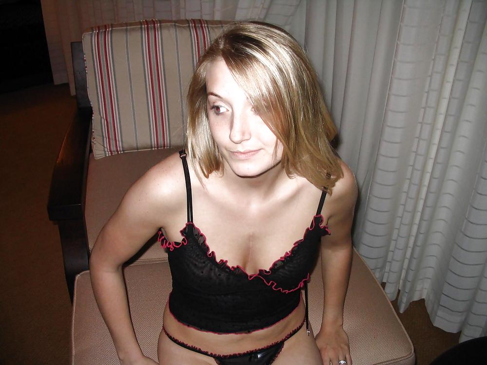 В квартире молодая девушка сексуально позирует в черном белье 9 фотография