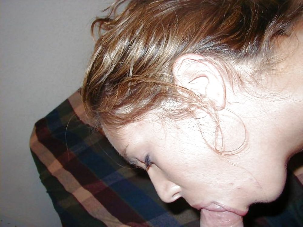 В перерывах между минетом бабенка мастурбирует киску голубым самотыком 6 фотография