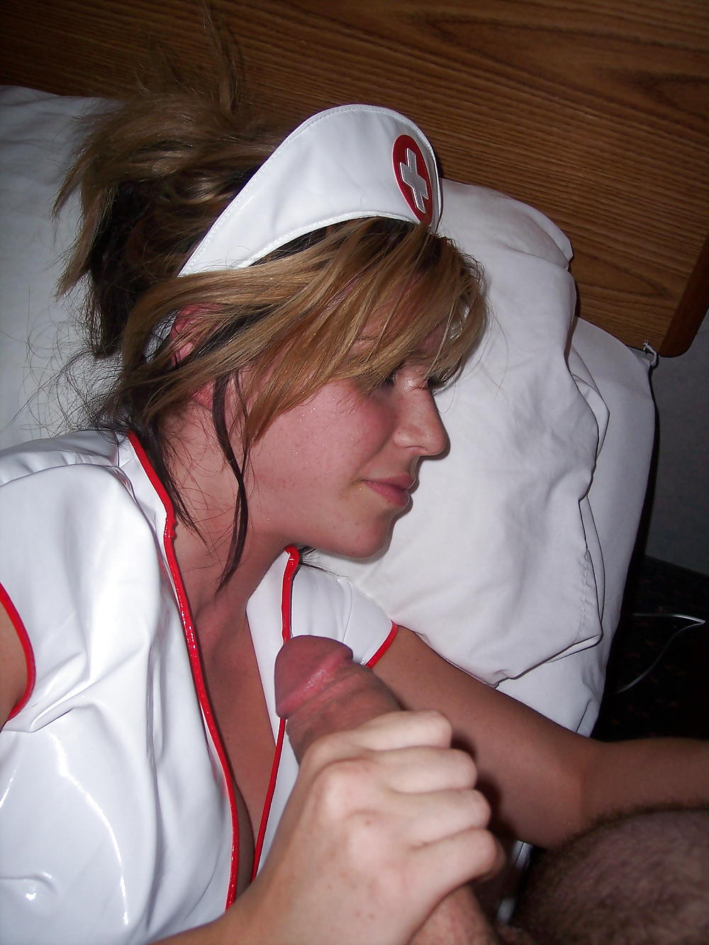 Медсестра в коротком халатике позирует у себя в квартире 10 фотография
