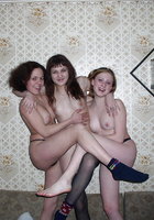 Три раздетые лесбиянки шалят друг с дружкой на диване 20 фотография