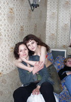 Три раздетые лесбиянки шалят друг с дружкой на диване 21 фотография