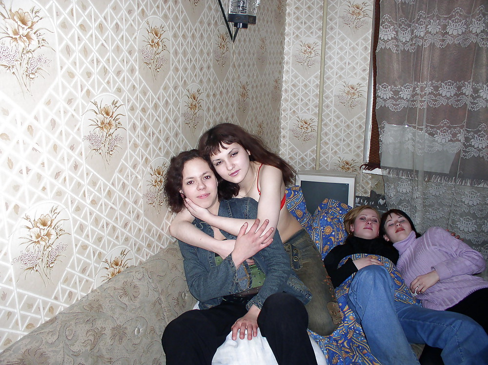Три раздетые лесбиянки шалят друг с дружкой на диване 21 фотография