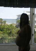 Жена с большими дойками в квартире играет с пенисом супруга 4 фото