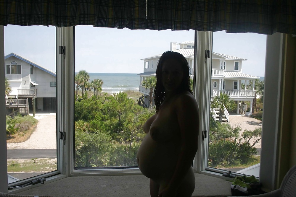 Жена с большими дойками в квартире играет с пенисом супруга 4 фотография