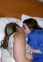 На постели голые дамы делают друг дружке куннилингус 6 фото