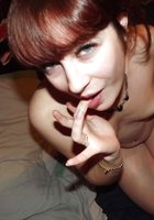 Рыжая потаскуха светит волосатой писькой во время мастурбации 10 фото