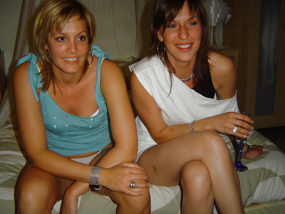 Пьяные лесбиянки в чулках красуются собой перед камерой 5 фотография