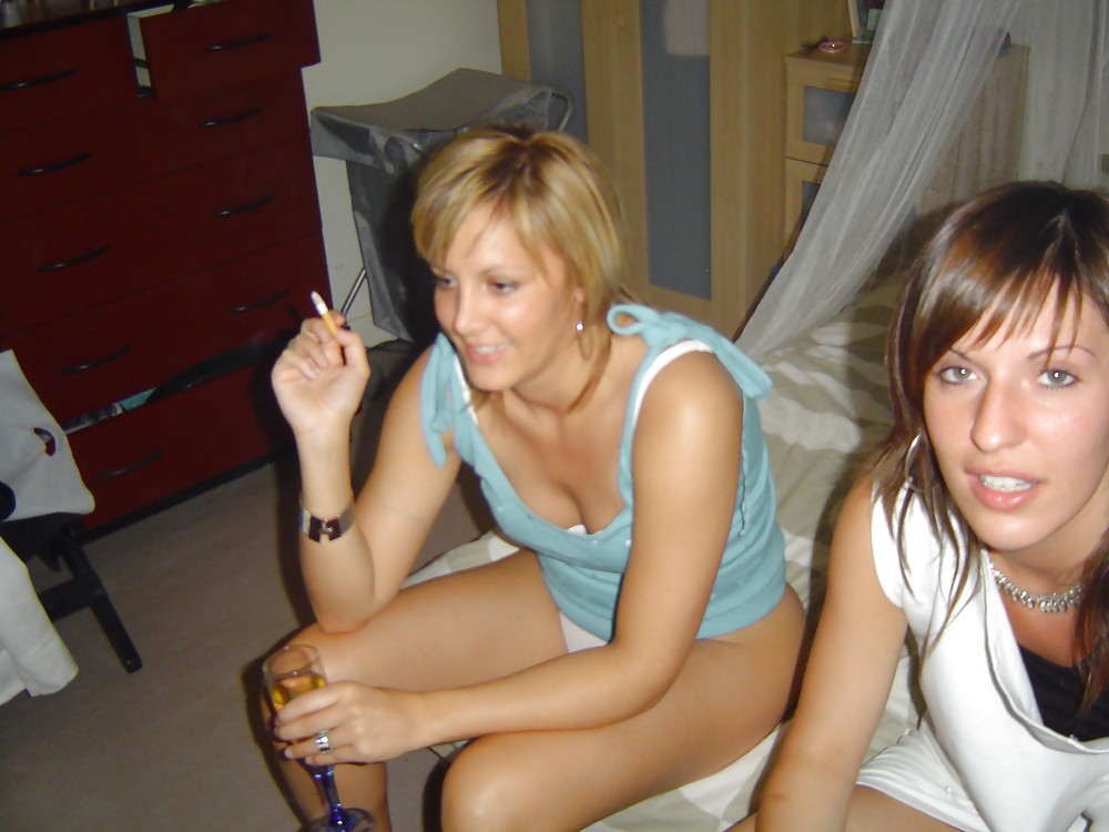 Пьяные лесбиянки в чулках красуются собой перед камерой 6 фотография