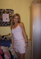 Молодая блондинка с загорелым телом хвастается обнаженным телом в своей комнате 9 фотография