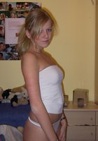 Молодая блондинка с загорелым телом хвастается обнаженным телом в своей комнате 12 фото