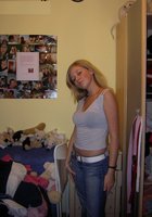 Молодая блондинка с загорелым телом хвастается обнаженным телом в своей комнате 15 фото