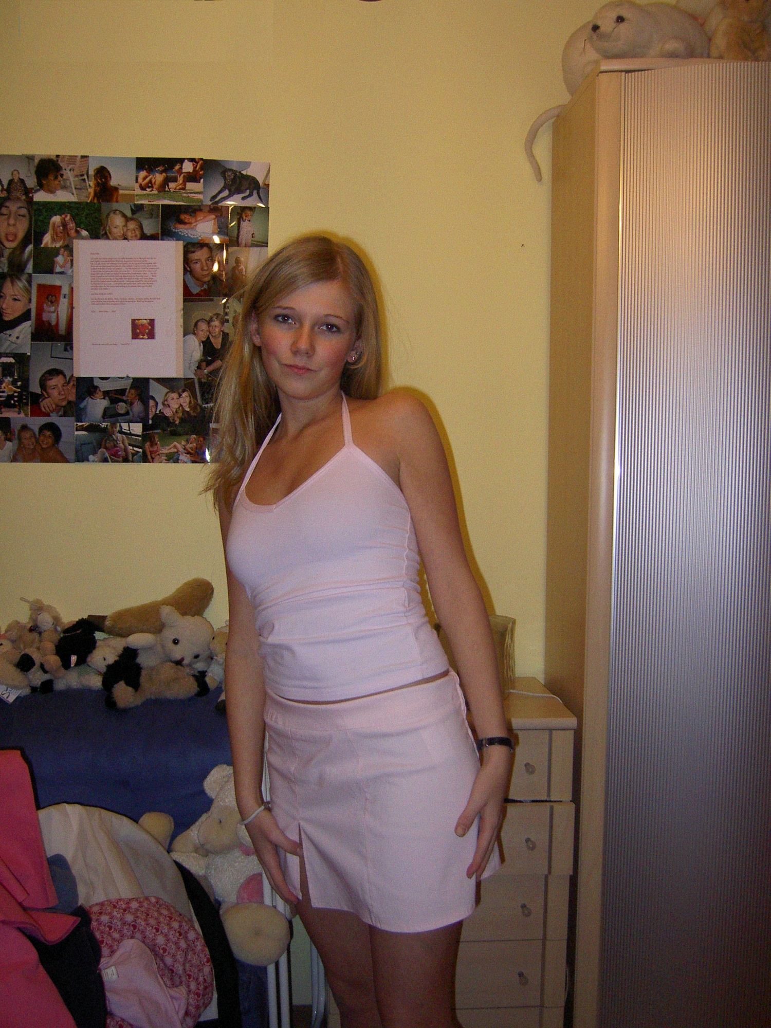 Молодая блондинка с загорелым телом хвастается обнаженным телом в своей комнате 9 фотография