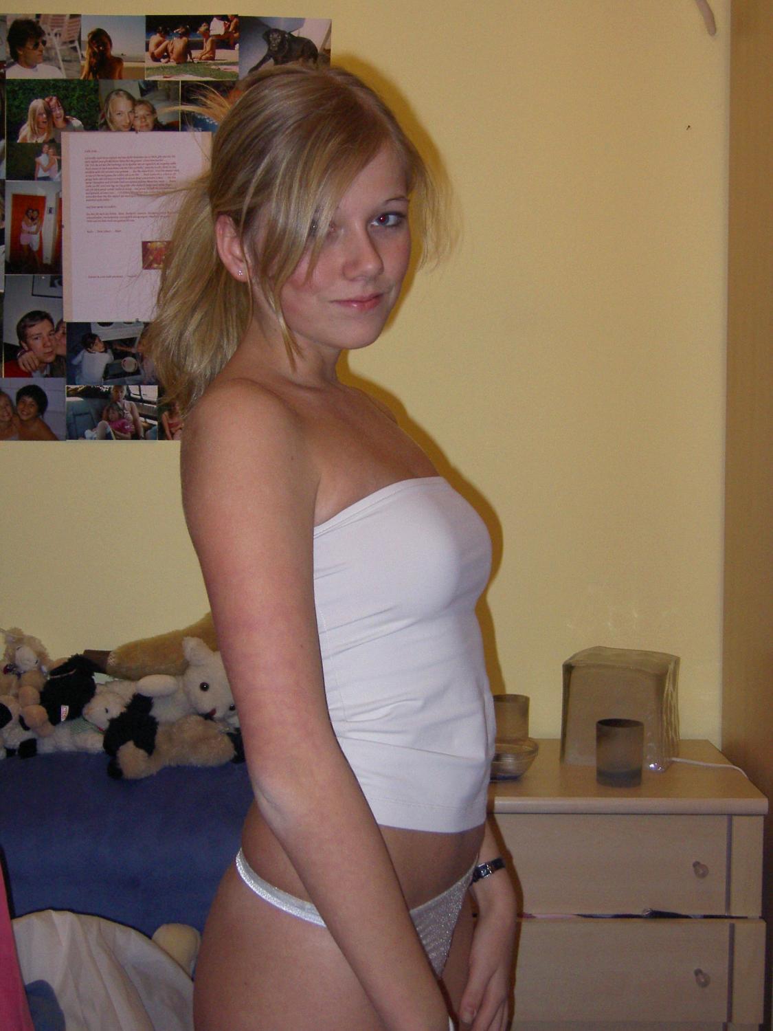 Молодая блондинка с загорелым телом хвастается обнаженным телом в своей комнате 12 фотография