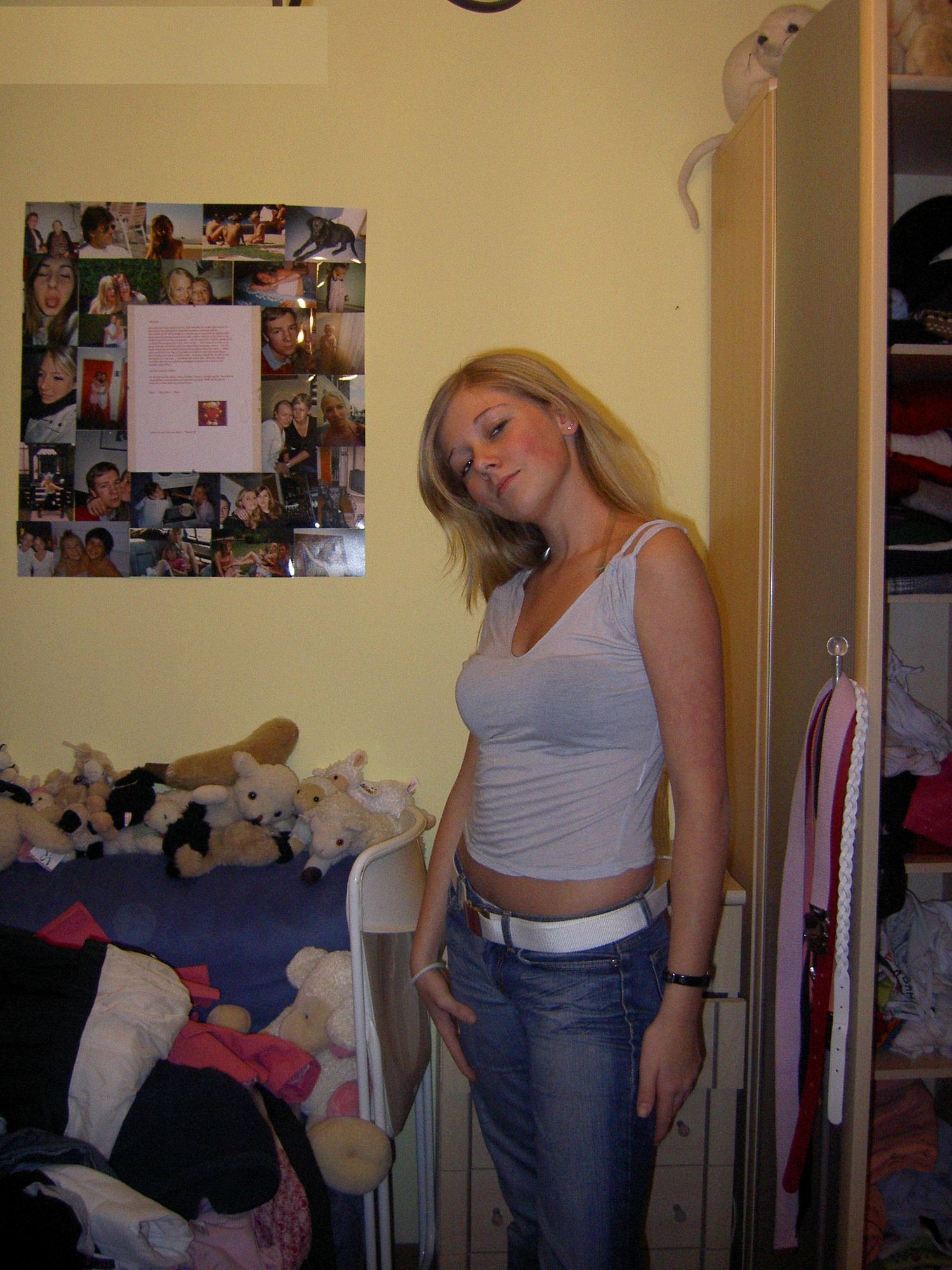 Молодая блондинка с загорелым телом хвастается обнаженным телом в своей комнате 15 фотография