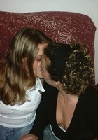 Бисексуалка сосет член после поцелуев с подругой 10 фото