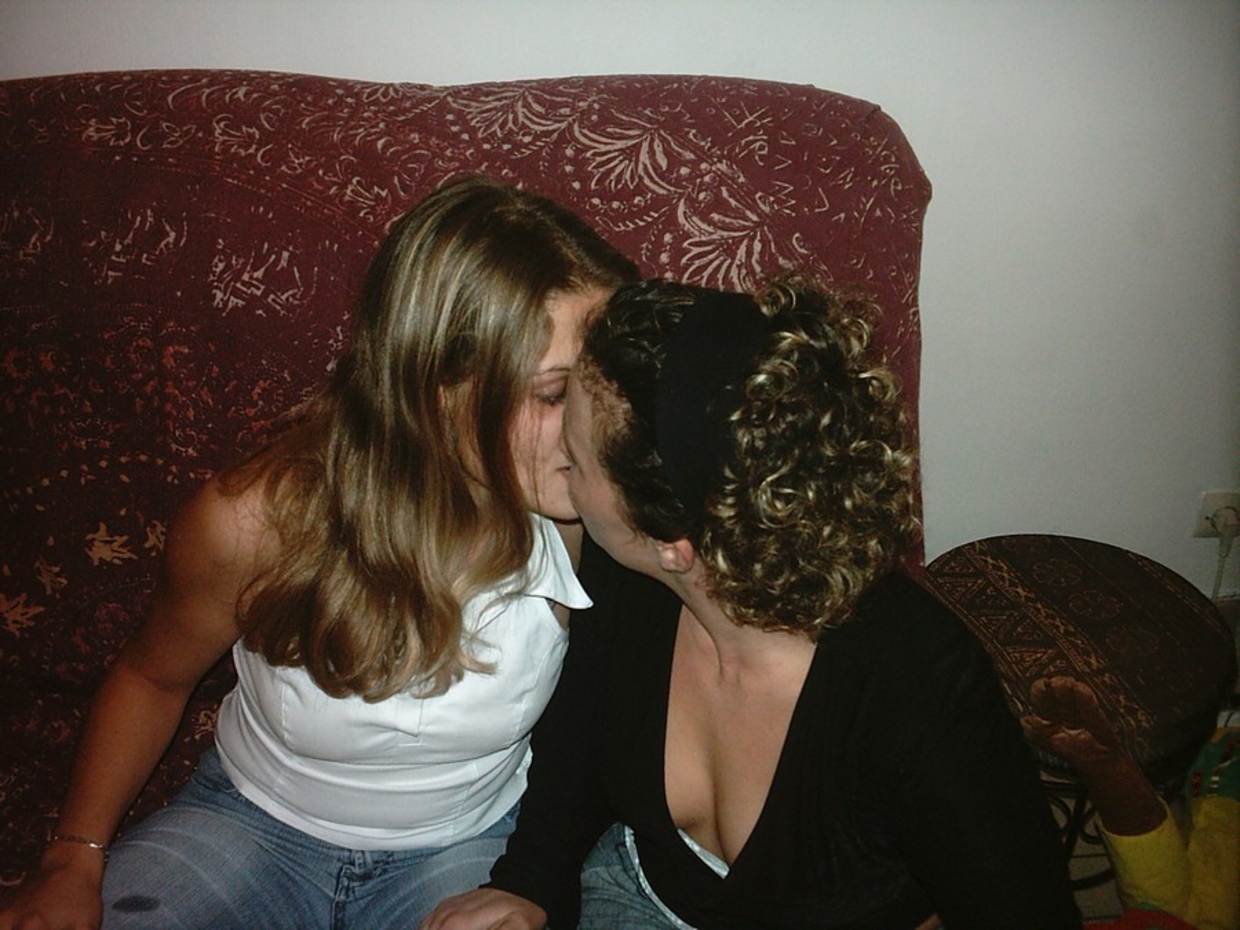 Бисексуалка сосет член после поцелуев с подругой 10 фотография