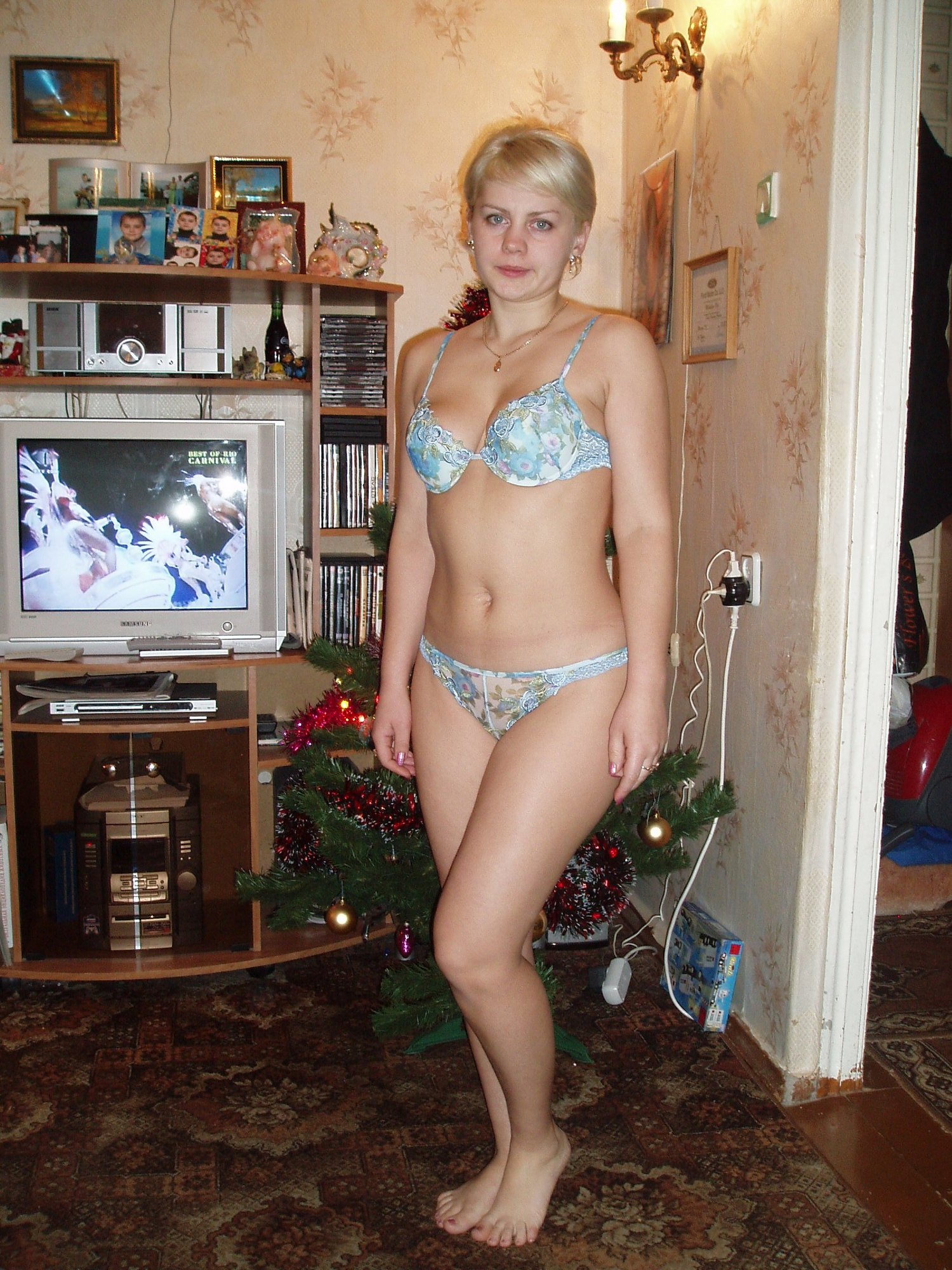 Блондинистая милфа позволила кончить в свою киску после секса 13 фотография
