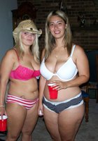 Толстые лесбиянки валяются голышом на кровати после вечеринки 2 фотография