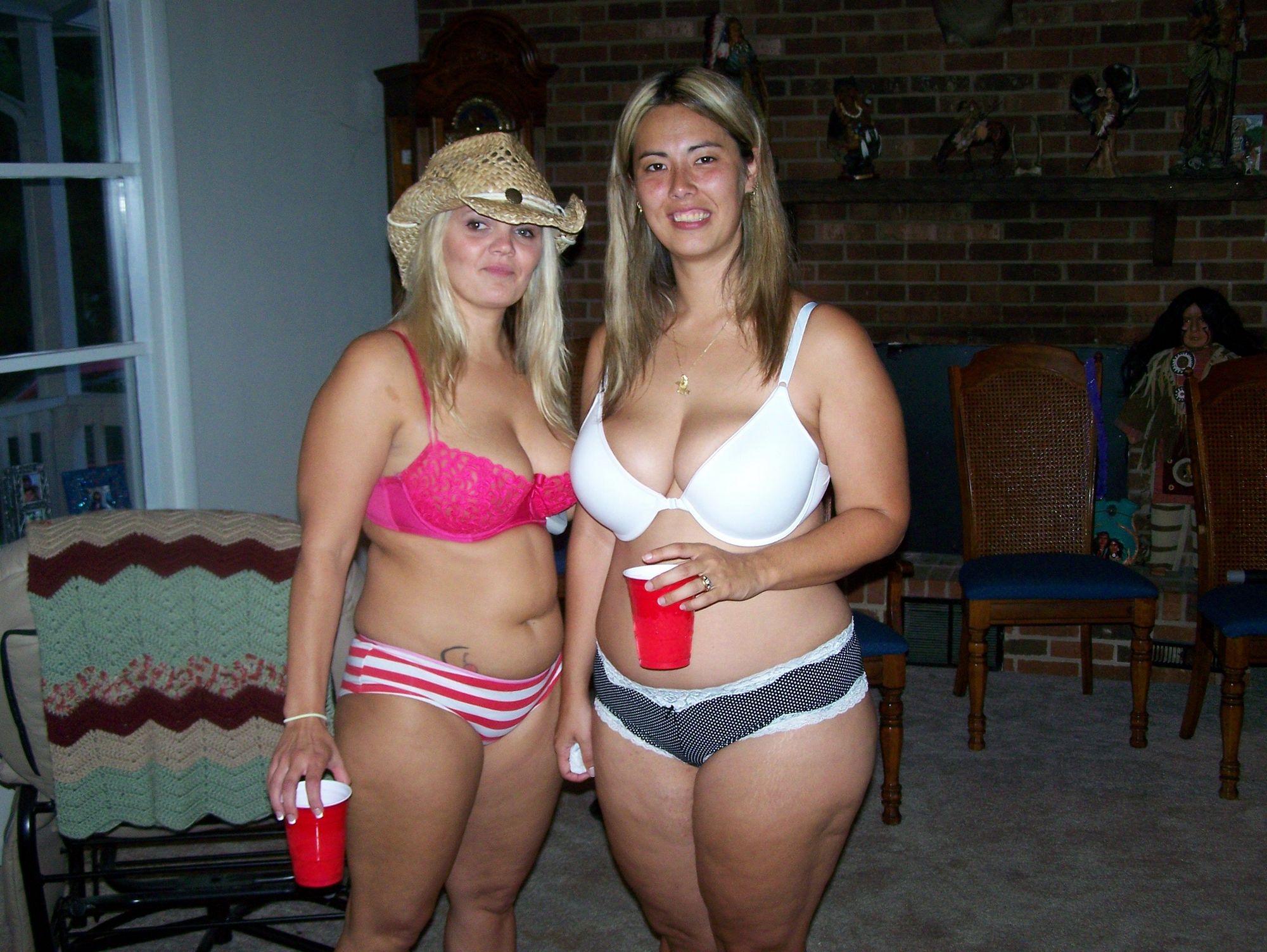 Толстые лесбиянки валяются голышом на кровати после вечеринки 2 фотография