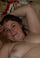Рыжая толстуха-лесбиянка готова развлекаться с подругой на кровати 6 фото