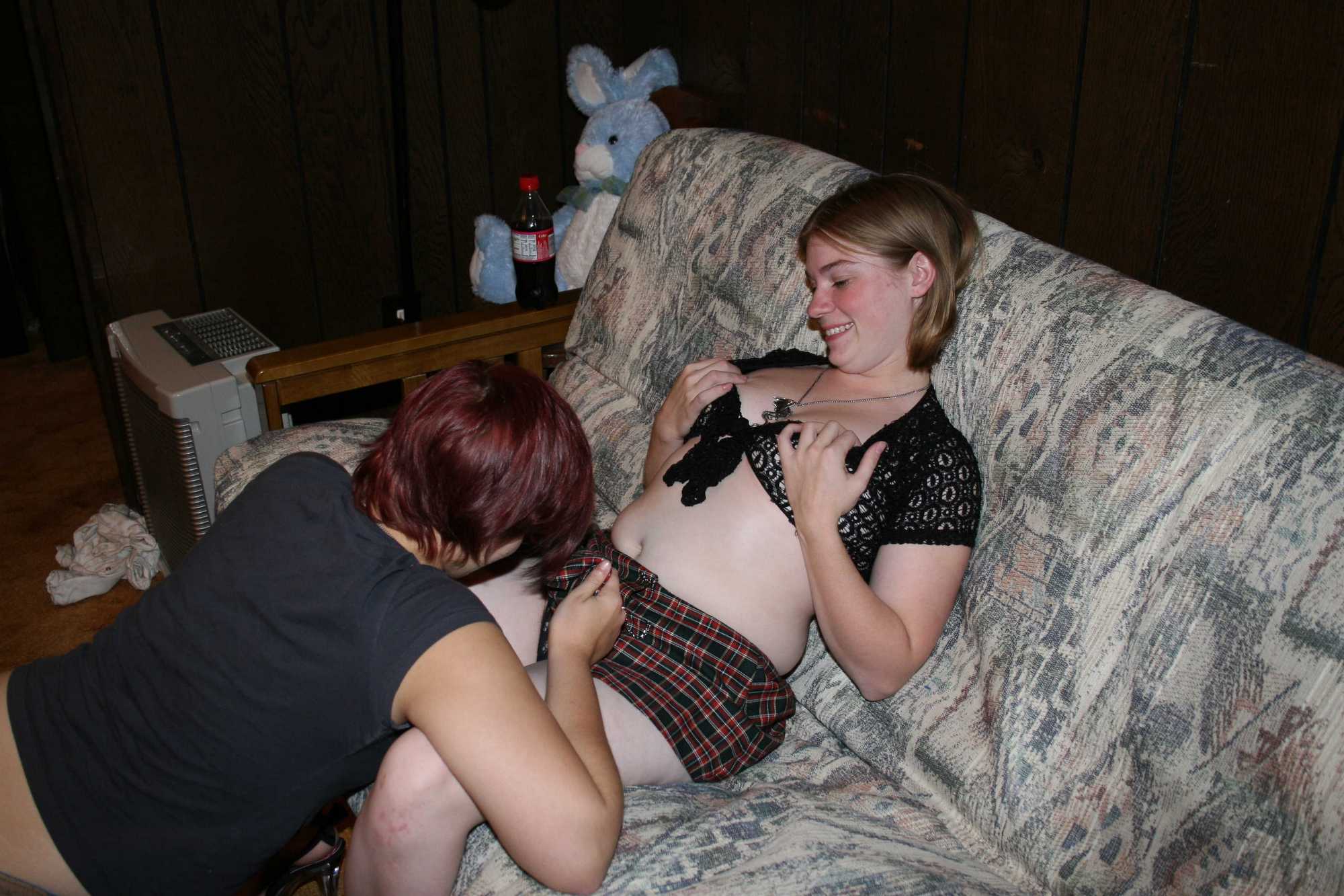 Рыжая толстуха-лесбиянка готова развлекаться с подругой на кровати 2 фотография