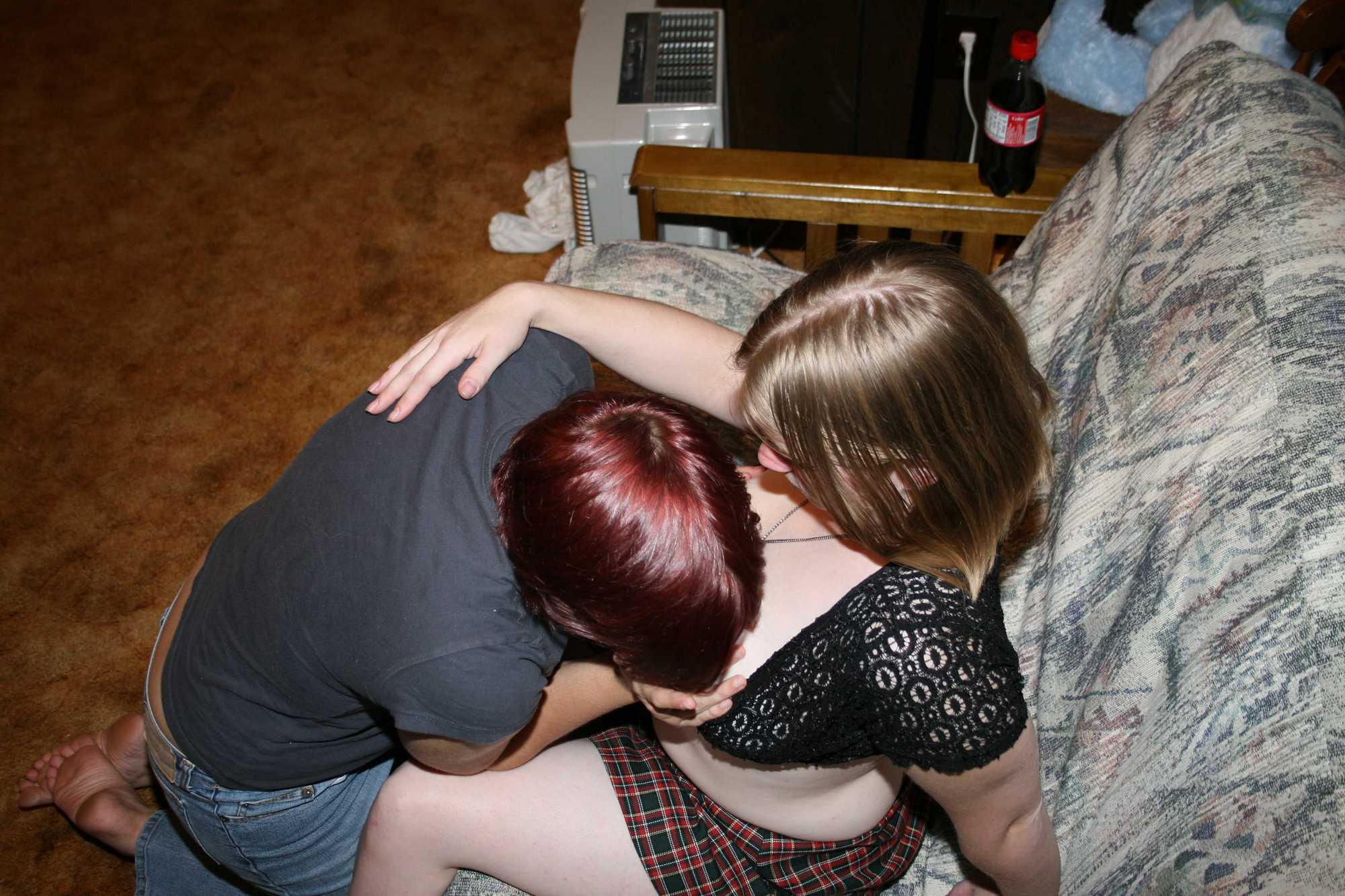 Рыжая толстуха-лесбиянка готова развлекаться с подругой на кровати 7 фотография