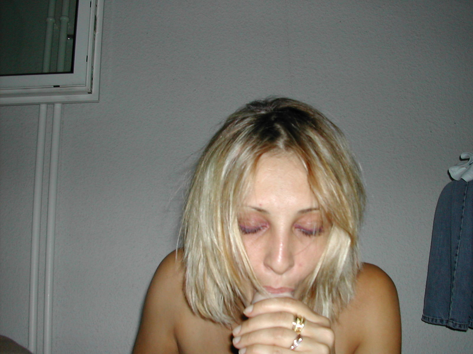 Пьяная блонда предается плотским утехам в гостях у друга 8 фотография