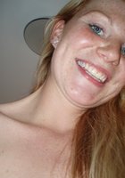 Конопатая блонда в ванной демонстрирует рыжие волосики на лобке 5 фото