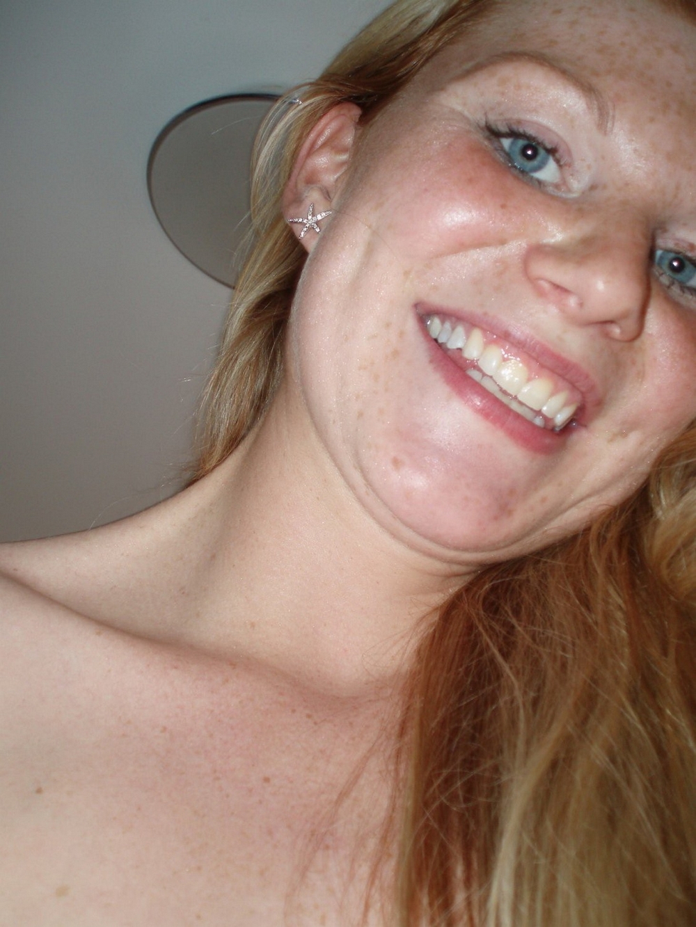 Конопатая блонда в ванной демонстрирует рыжие волосики на лобке 5 фотография