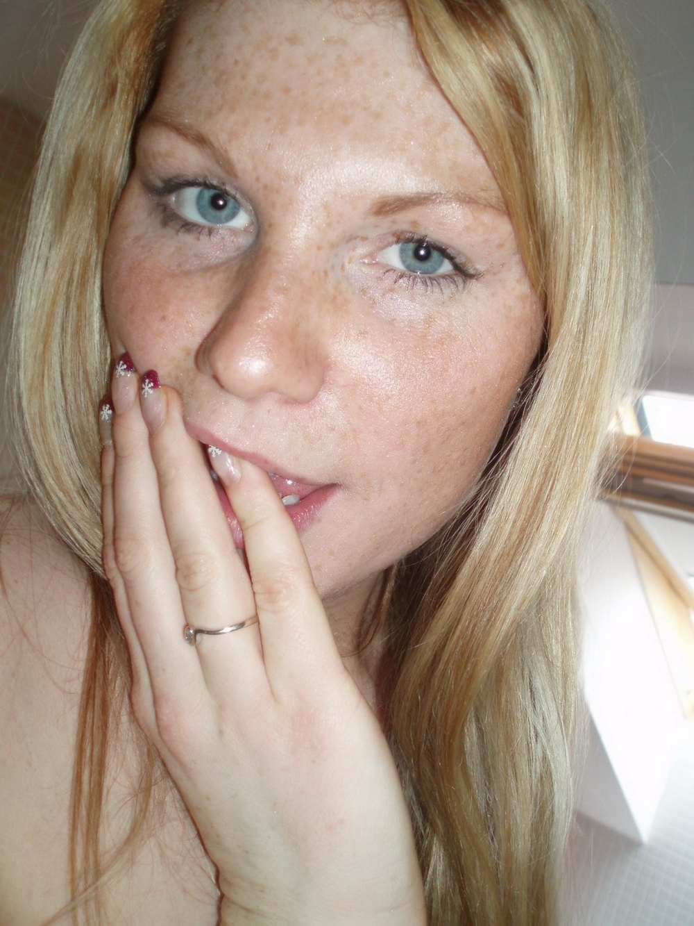 Конопатая блонда в ванной демонстрирует рыжие волосики на лобке 6 фотография