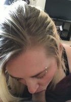 Блондинка с пирсингом в брови делает минет перед камерой 13 фото