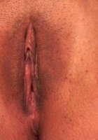 Девушка крупным планом демонстрирует побритую вагину 10 фотография