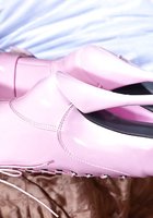 Развратница в розовом латексе целует каблук своей обуви 3 фотография