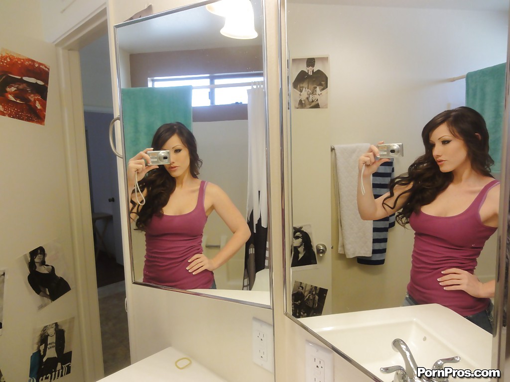 Длинноволосая европейка делает интимные селфи перед зеркалом 1 фотография