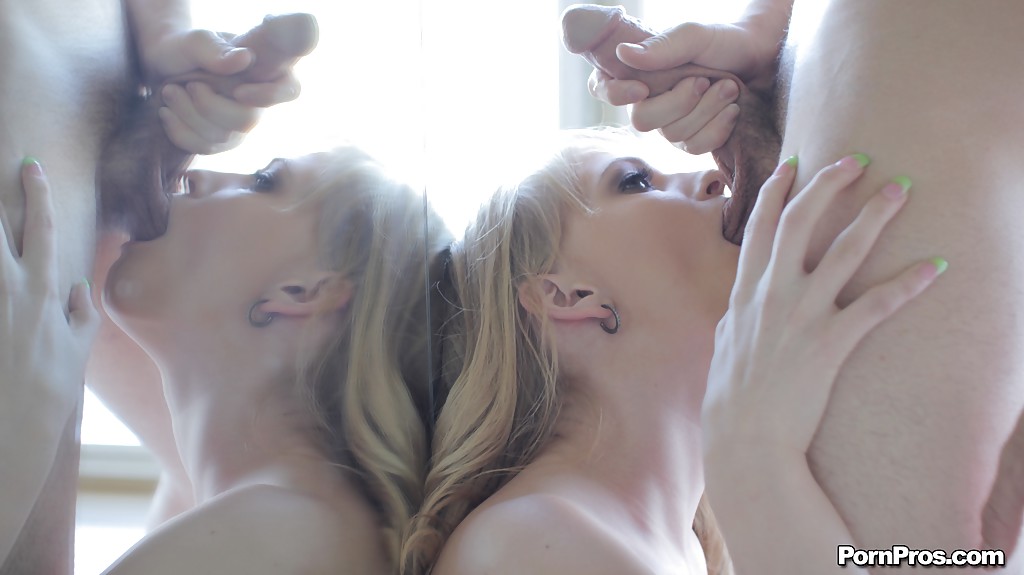 Возле зеркала блонда глубоко заглатывает пенис партнера 13 фотография
