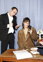 Аудиторы в офисе трахают одну из работниц в две дырки 2 фотография