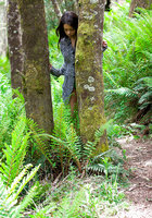 Смуглая девушка разделась догола на лесной тропинке 1 фото