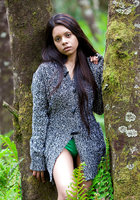 Смуглая девушка разделась догола на лесной тропинке 2 фото