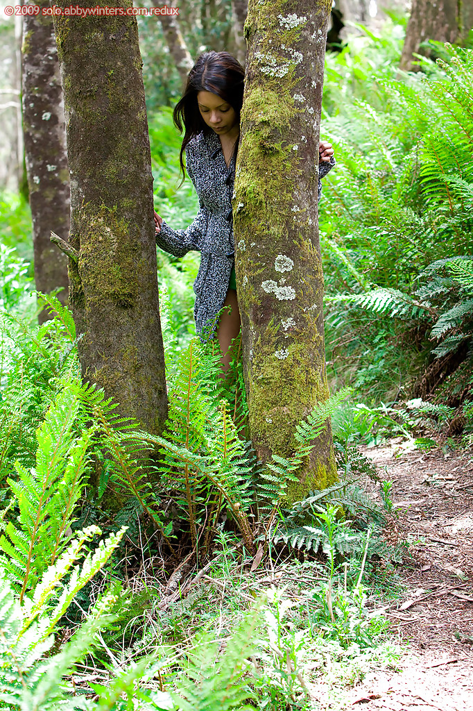 Смуглая девушка разделась догола на лесной тропинке 1 фотография