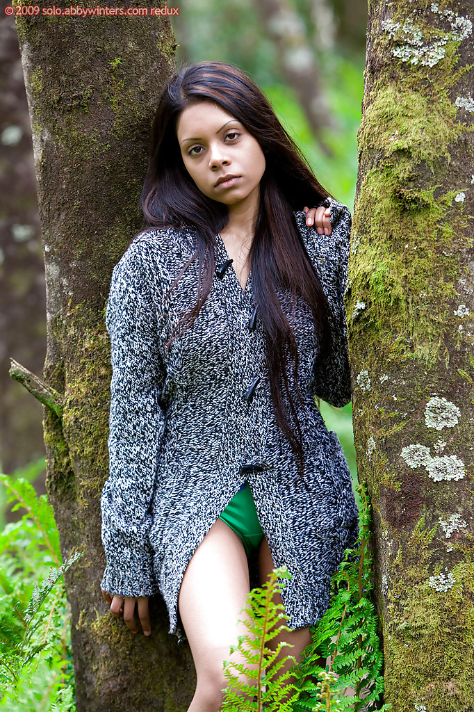 Смуглая девушка разделась догола на лесной тропинке 2 фотография