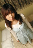 Молодая азиатка сняла с себя одежду и белье в своей комнате 4 фото