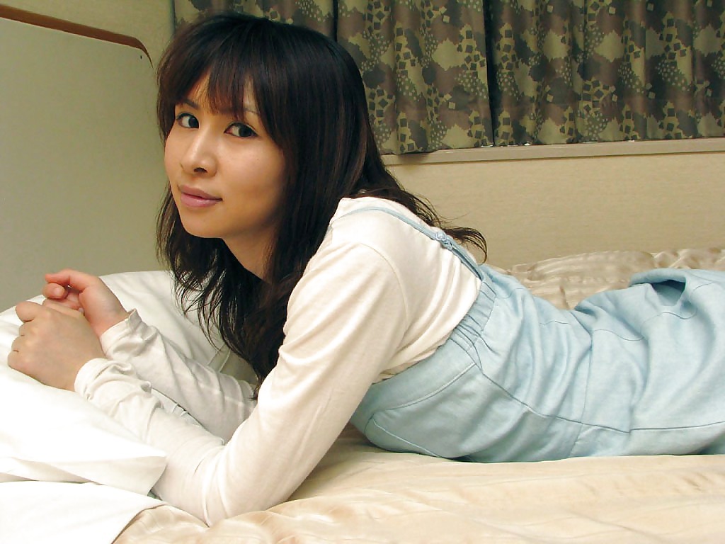 Молодая азиатка сняла с себя одежду и белье в своей комнате 2 фотография