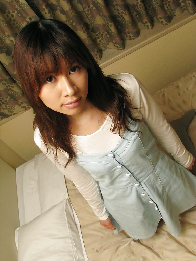 Молодая азиатка сняла с себя одежду и белье в своей комнате 4 фотография