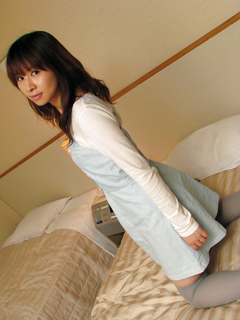 Молодая азиатка сняла с себя одежду и белье в своей комнате 5 фотография