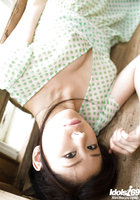 Стройная азиатка красиво позирует в легеньком платьице 8 фотография