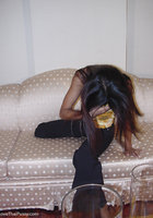 Стройная азиатка лежит на диване среди надувных шариков 3 фотография
