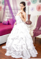 Невеста разделась после примерки свадебного платья 3 фото