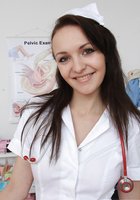 Молодая медсестра мастурбирует вибратором в гинекологическом кресле 2 фотография