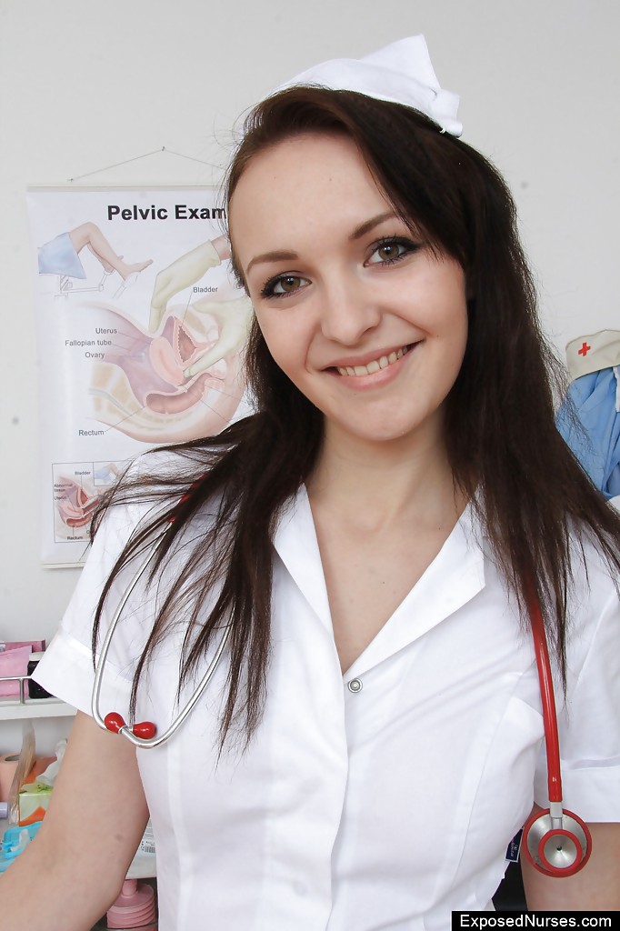 Молодая медсестра мастурбирует вибратором в гинекологическом кресле 2 фотография